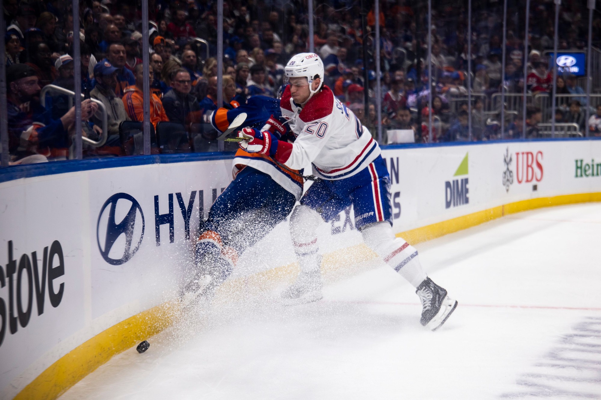 Juraj Slafkovský (Montreal Canadiens) a Adam Pelech (NY Islanders).