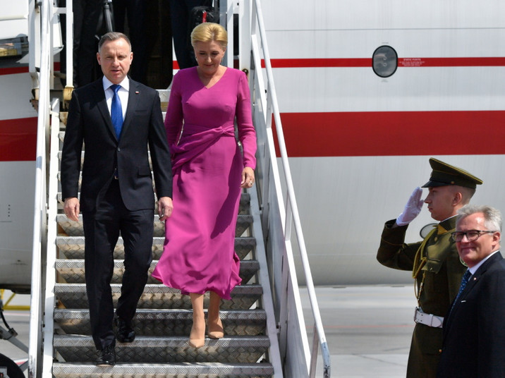 Andrzej Duda i Agata Kornhauser-Duda wysiadają z samolotu na lotnisku w Wilnie. Polska para prezydencka rozpoczęła wizytę na Litwie...