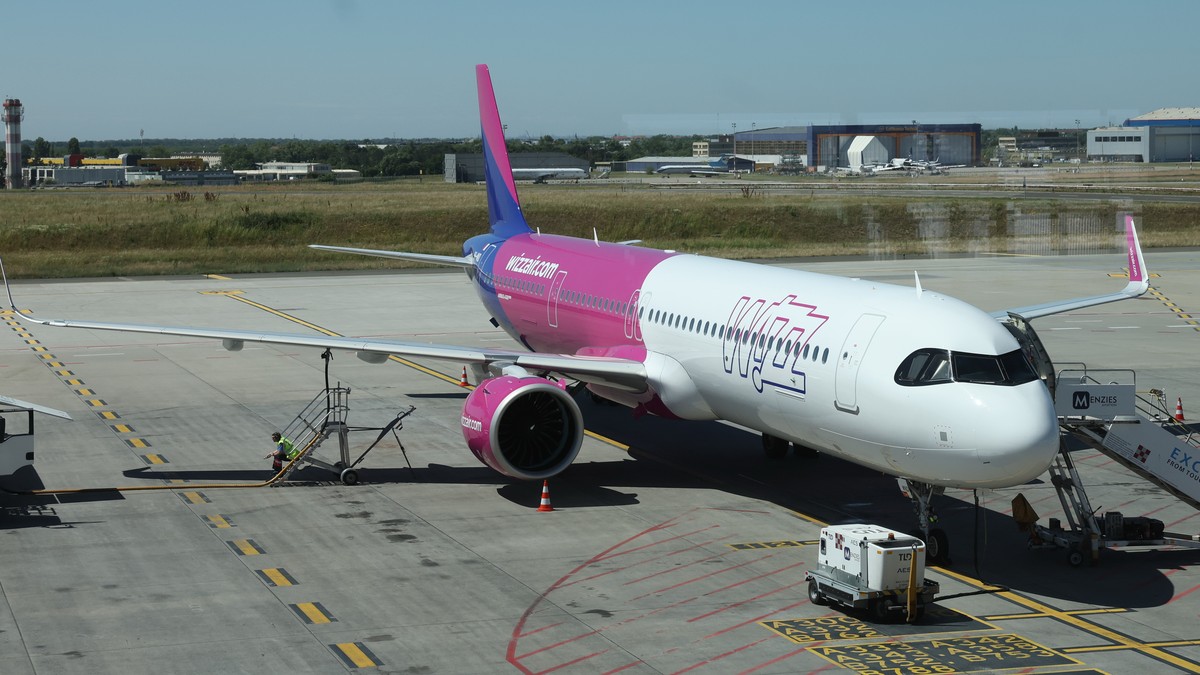 Döbbenetes videó: végig kellett vonszolnia magát a folyosón egy mozgássérült utasnak a Wizz Air egyik járatán
