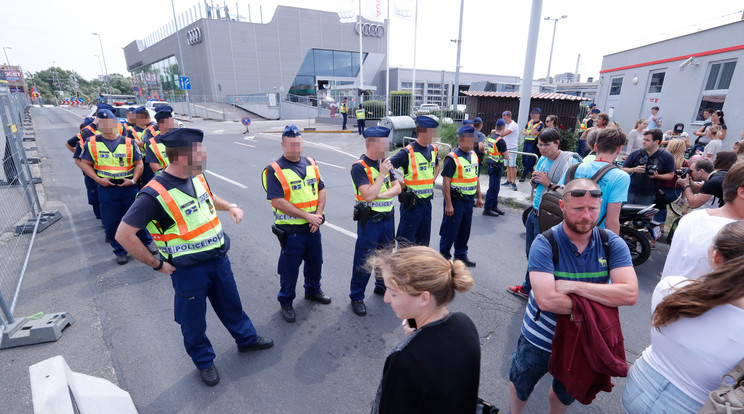 A rendőrök nagyjából egy órán át se be, se ki nem engedtek senkit a Szigetről / Fotó: Fuszek Gábor / Fotó: Fuszek Gábor