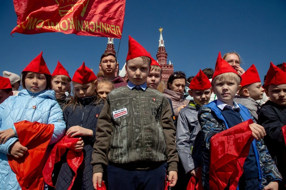 Prijem pionira na Crvenom trgu u Moskvi - školska deca tokom ceremonije u maju