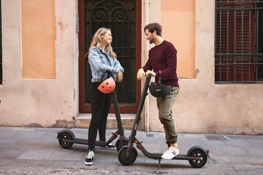 3. Hulajnoga Segway Ninebot. Ta elektryczna hulajnoga z łatwością się składa. Można nią bez wysiłku przemieszczać się po mieście, a gdy spadnie deszcz, schować pod pachę i uciec do metra