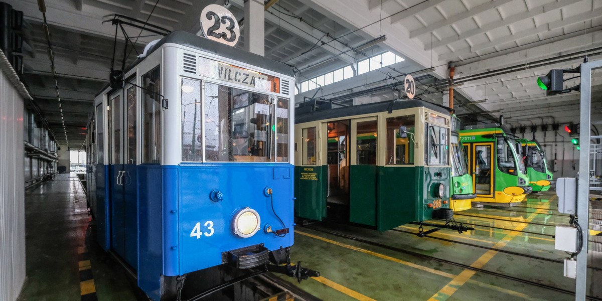 Niebieski wagon 4N1 przyjechał do Poznania z Krakowa.