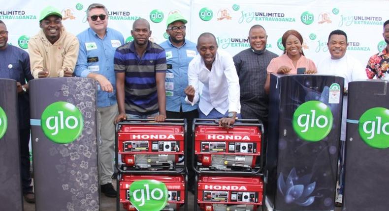 Globacom’s Regional Sales Manager, Enugu, Mike Ehumadu (6th right); Director of Marketing Communications, Andre Beyers (4th left), Assistant Director and Zonal Coordinator of National Lottery Regulatory Commission, Oliver Madukwe (4th right); Chairman of Ogbete Main Market Traders Association, Hon. Cosmos Ezeugwu; (2nd left), and actor Victor Osuagwu (2nd right) with winners of Joy Unlimited Extravaganza promo at a prize presentation event held in Enugu on Thursday.