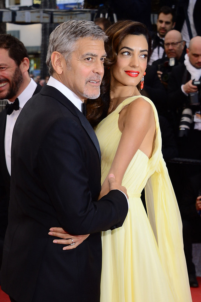 Zakochani Amal i George Clooney na czerwonym dywanie w Cannes