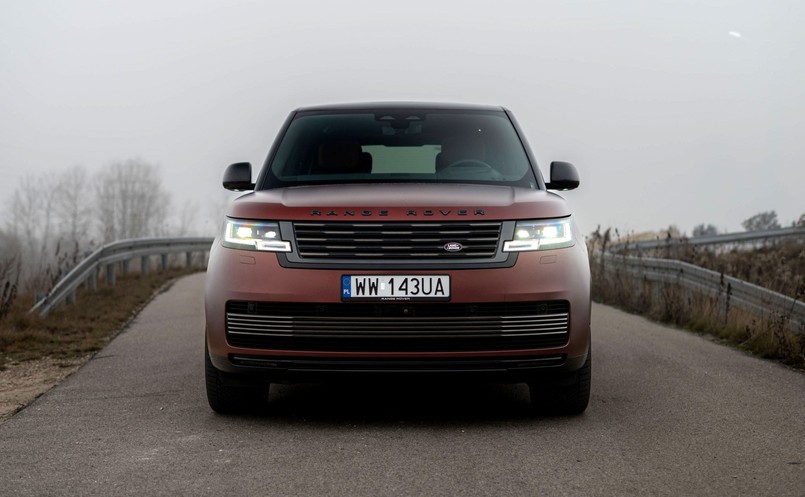 Przód luksusowego samochodu Range Rover SV LWB, polska rejestracja, najdroższy SUV w ofercie Jaguar Land Rover