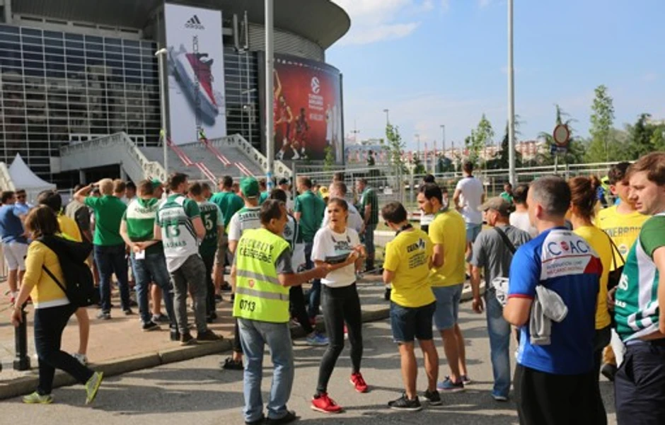 Navijači ispred "Arene"