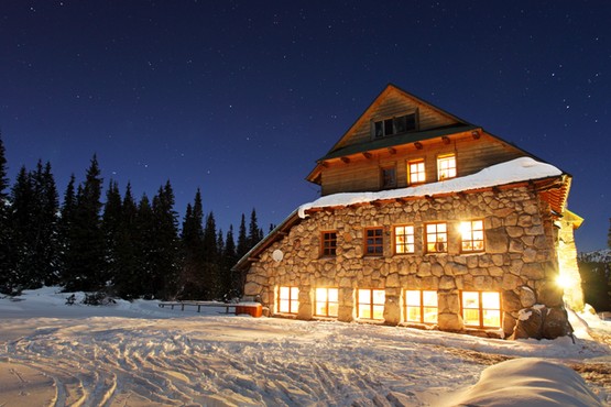 Obostrzenia dla hoteli dziurawe jak sito? "Szkoda, że Bareja nie żyje"