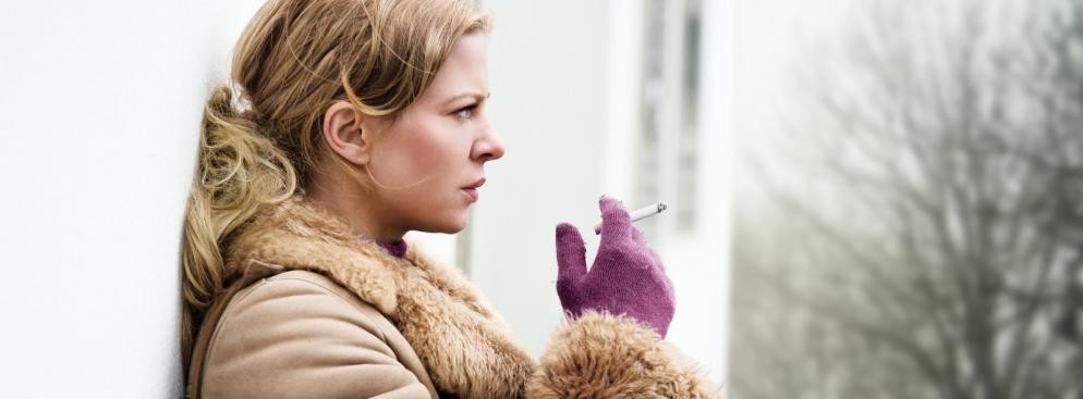 <strong>Druga strona muru</strong>
<br></br>
Właśnie mija trzecia rocznica śmierci Wassilija, partnera Nelly Senff, głównej bohaterki. Kobieta wciąż nie może uporać się z bolesną stratą. Dzieli życie między rozpamiętywaniem traumatycznej przeszłości a marzeniami o lepszej przyszłości, jeśli nie dla niej, to przynajmniej dla jej syna Alexeja. To właśnie ze względu na niego decyduje się opuścić ojczystą NRD i udać się na Zachód. Aranżując małżeństwo z obywatelem Republiki Federalnej Niemiec, kobieta przedostaje się za berliński mur. Kiedy wydaje jej się, że jej życie wreszcie się ułoży, niespodziewanie zaczynają się interesować nią agenci służb specjalnych, którzy drążą temat zaginięcia Wassilija, podważając przekonanie kobiety o jego śmierci. Czyżby jej były partner nie był tym, za kogo się podawał? Podejrzewając, że Wassilij pracował jako agent Stasi, Nelly popada w coraz większą paranoję, nie mogąc uwolnić się od przeszłości, od której tak bardzo pragnęła uciec. (opis dystrybutora) 
<br></br>
Reżyseria: Christian Schwochow | Kraj produkcji: Niemcy | Czas trwania: 102 minuty
<br></br>