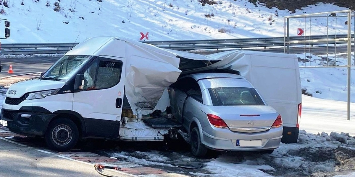 Małopolska. Samochód osobowy wbił się w auto dostawcze. 