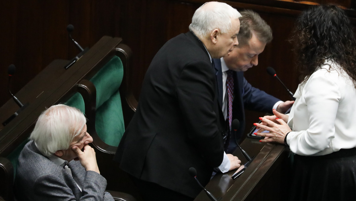 Prezes PiS Jarosław Kaczyński zapytany przez Onet, czy Monika Pawłowska zostanie pozbawiona praw członka Prawa i Sprawiedliwości odpowiedział: "Nie chcę na ten temat rozmawiać, bo jako 461 poseł ona z naszego punktu widzenia, ona tu w parlamencie jakby nie istnieje".