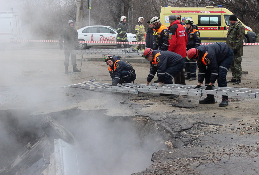 Auto wpadło do dziury, kierowca i pasażer ugotowali się żywcem