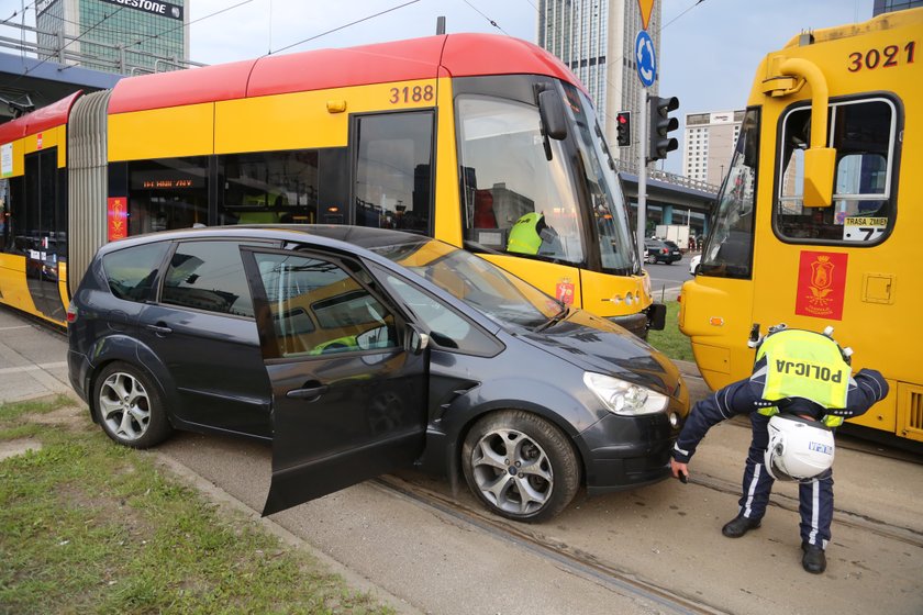 Tramwaj zderzył się z osobówką