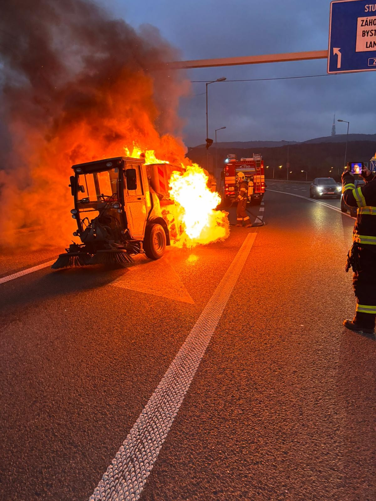 Hasiči zasahovali pri požiari zametacieho vozidla v bratislavskej Dúbravke.