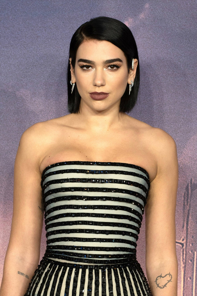 Dua Lipa na czerwonym dywanie