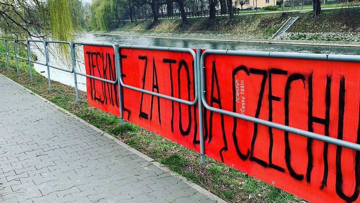 W podzielonym koronawirusem Cieszynie, na granicy polsko-czeskiej, pojawiły się banery z napisem "Tęsknię za tobą Czechu". To spontaniczna akcja mieszkańców, którzy w ten sposób wyrażają, jak tymczasowe przywrócenie granic wpływa na ich codzienne życie, kontakty towarzyskie i rodzinne. W odpowiedzi, banery skierowane do Polaków wywiesili też Czesi.