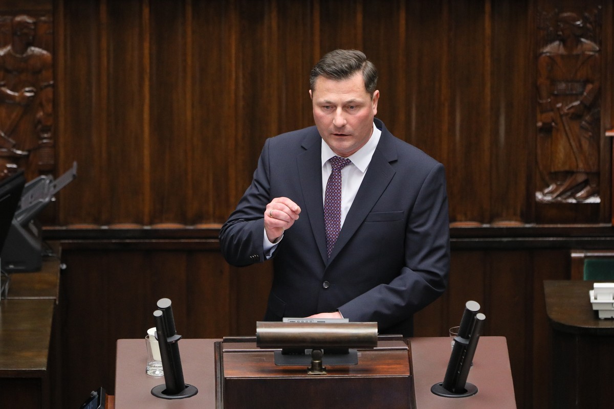 Przewodniczący Klubu Parlamentarnego Polskie Stronnictwo Ludowe - Trzecia Droga Krzysztof Paszyk przemawia na sali obrad Sejmu w Warszawie, 11 bm.