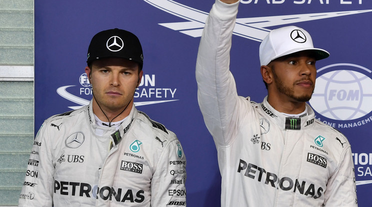 Lewis Hamilton (balra) szerint a
csapattárs Nico Rosberg miatt
nem volt tavaly összhang a Forma–1-es istállónál /Fotó: AFP
