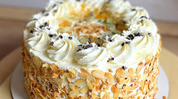 A főzött krémmel töltött habos piskótás torta szinte minden cukrászdában elérhető