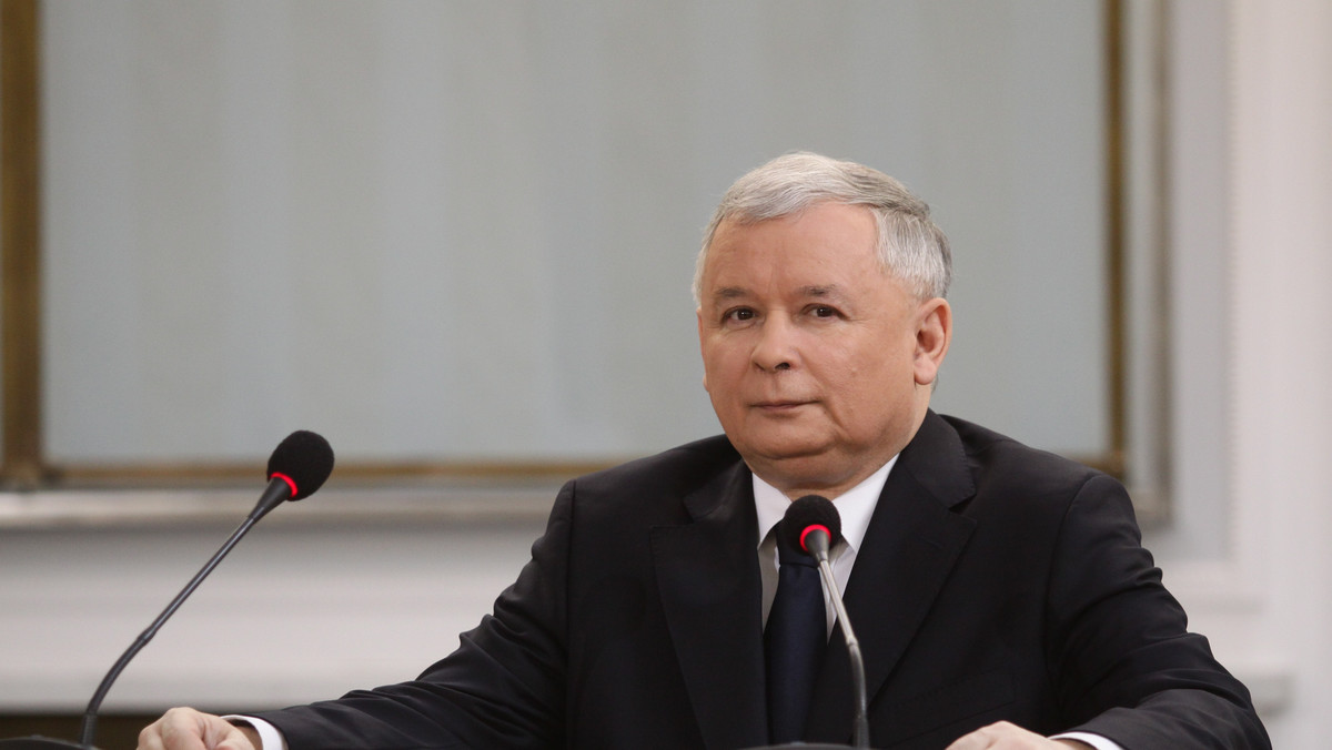 Prezes PiS Jarosław Kaczyński rozpoczął zeznania przed sejmową komisją śledczą badającą okoliczności śmierci Barbary Blidy. - Służby działały trochę na zasadzie: "każdy sobie rzepkę skrobie". Urządzając narady z udziałem ich kierownictwa i niektórymi ministrami, chciałem działania tych służb zintegrować - tłumaczył były premier.