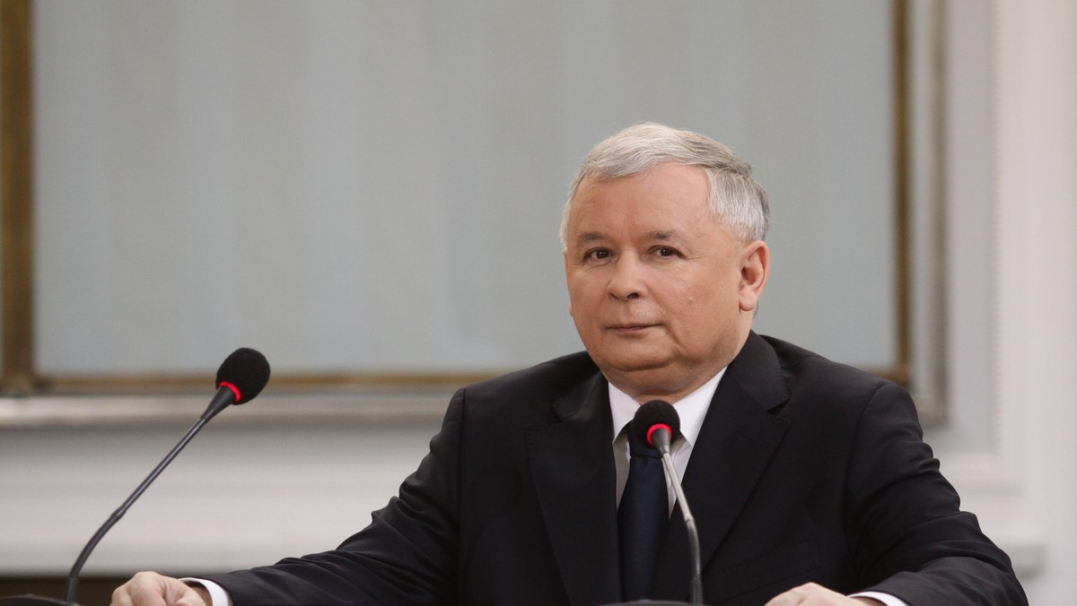 Prezes PiS Jarosław Kaczyński rozpoczął zeznania przed sejmową komisją śledczą badającą okoliczności śmierci Barbary Blidy. - Służby działały trochę na zasadzie: "każdy sobie rzepkę skrobie". Urządzając narady z udziałem ich kierownictwa i niektórymi ministrami, chciałem działania tych służb zintegrować - tłumaczył były premier.