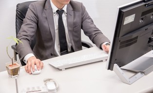 Która grupa wiekowa najbardziej obawia się utraty pracy? [BADANIE]