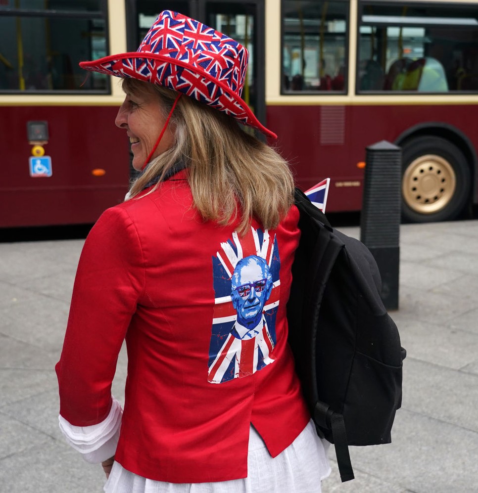 Károly arcképét még dzsekikre is rányomtatták