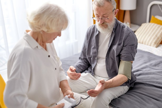 A magas vérnyomás nem fáj, mégis pusztít: egy német orvos elmagyarázza hogyan állíthatja meg idejében