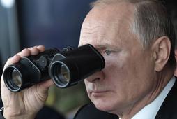 Władimir Putin obserwuje ćwiczenia wojskowe w Orenburgu