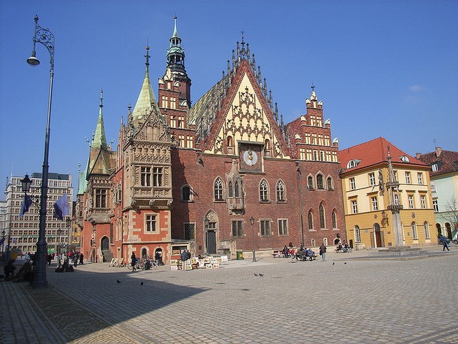 Wrocławski Ratusz – to główny zabytek architektoniczny Wrocławia. Wybudowany w późnogotyckim stylu, stanowi  jeden z najlepiej zachowanych historycznych ratuszy w Polsce. Na wysokiej wieży mieści się najstarszy w Polsce dzwon zegarowy i najstarszy, pochodzący z 1368 roku, zegar wieżowy.