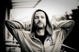 Wilhelm Sasnal: Bardziej niż januszów boję się sprytnych nacjonalistów w koszulach pod krawatem