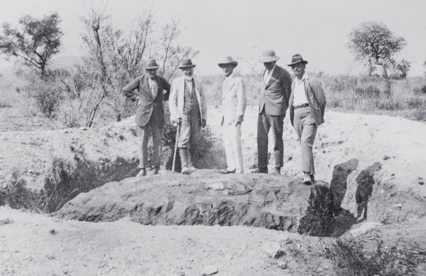 Naučnici na mestu pada meteorita Hoba u Namibiji 1920.