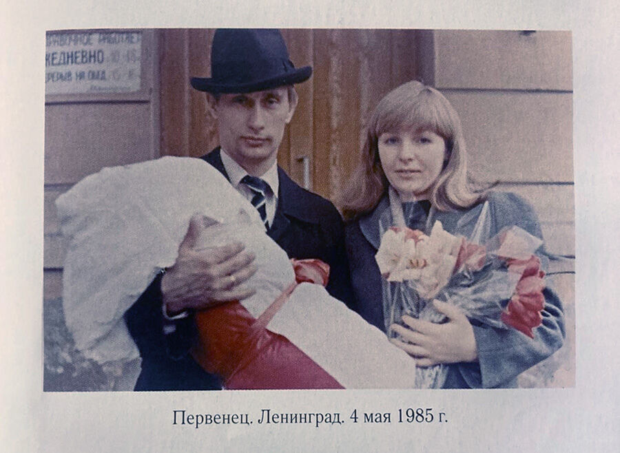 Władimir i Ludmiła Putinowie z córką Maszą. Zdjęcie z książki Błockiego