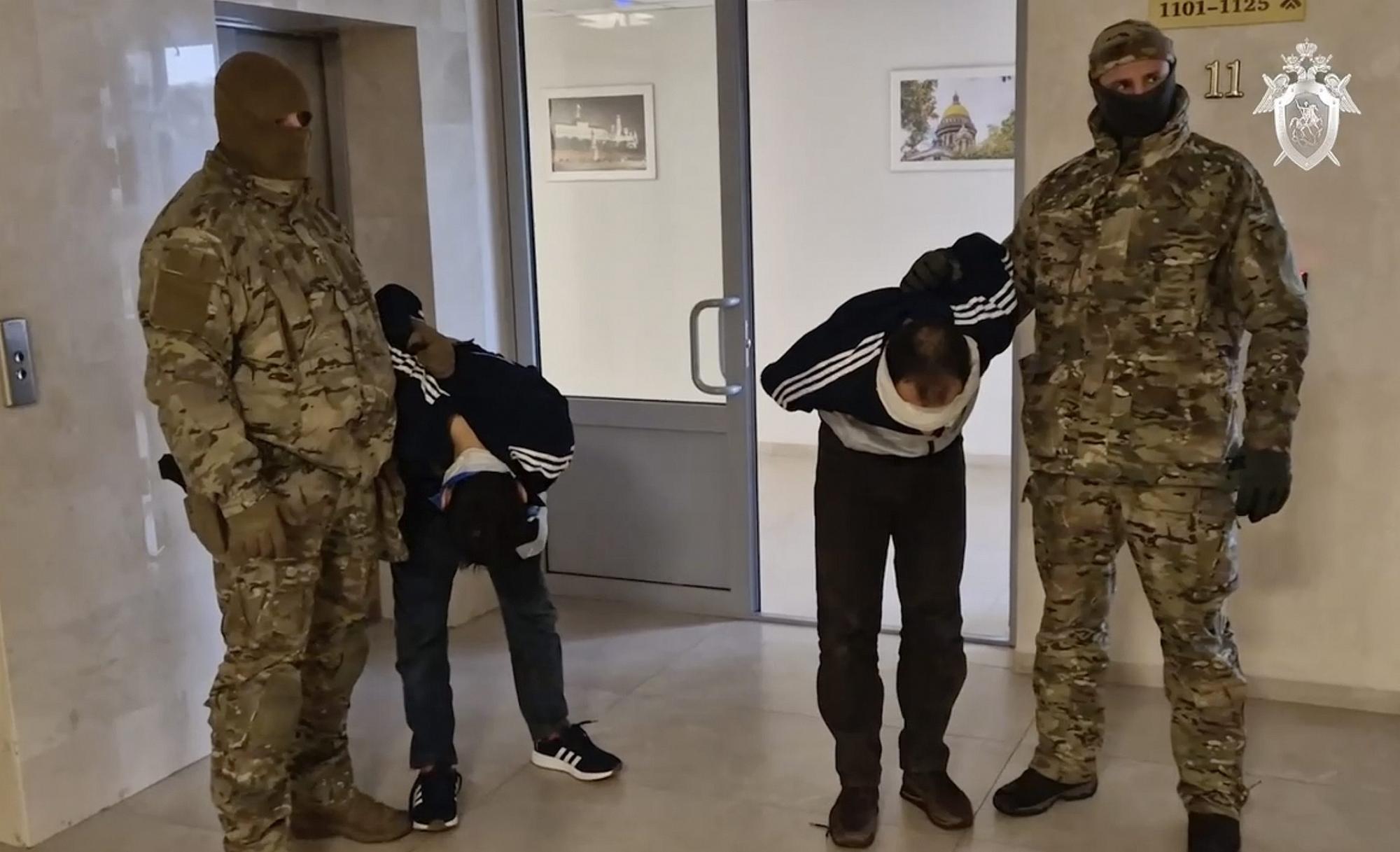 Na snímke podozrivý z piatkovej streľby stojí v sídle Vyšetrovacieho výboru Ruska v Moskve.