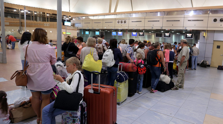 Rémült turisták a Sharm-el-Sheik-i repülőtéren (Fotó: AFP)