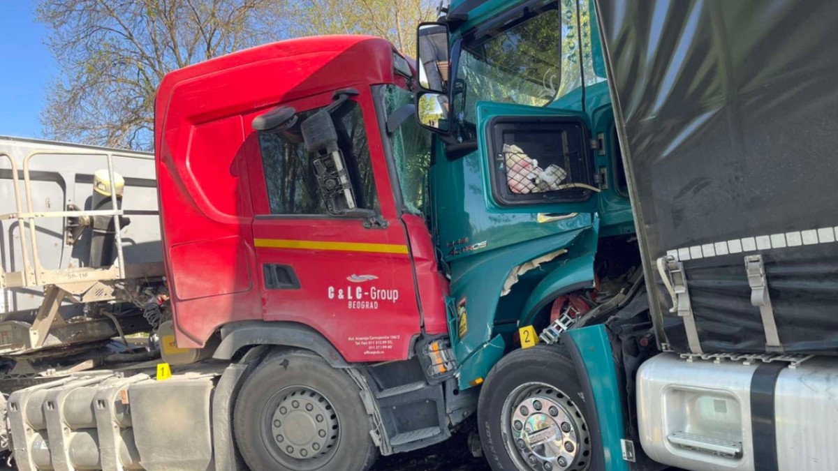 Sudar dva šlepera kod Aranđelovca, saobraćaj obustavljen