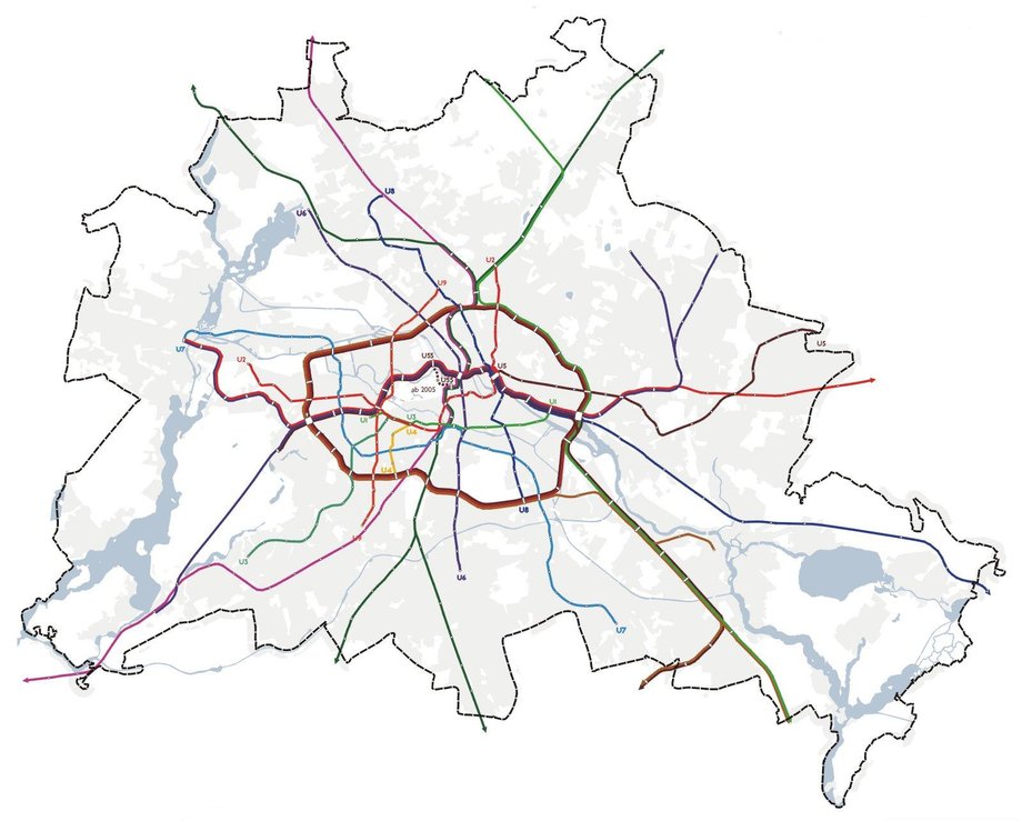 Schemat linii metra i kolei miejskiej: Linia okólna S-Bahn (Ringbahn) na mapie przypomina głowę psa. Przejażdżka na trasie około 35 km pozwala obejrzeć różne dzielnice (i oblicza) Berlina z okien pociągu