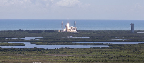 Statek kosmiczny Starliner na rakiecie Atlas V United Launch Alliance wznosi się z kompleksu Space Launch Complex-41 w stacji sił kosmicznych Cape Canaveral na Florydzie