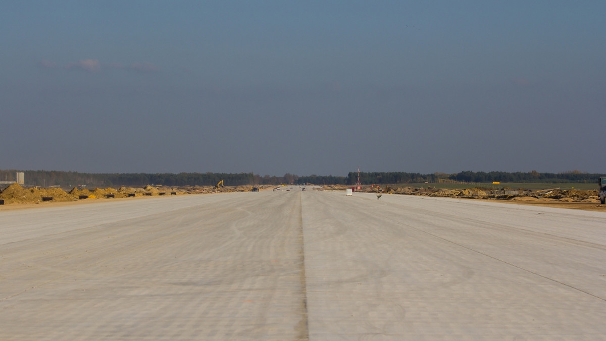 W najbliższych dniach na pyrzowickim lotnisku zakończy się układanie pierwszej z dwóch warstw betonowych nawierzchni nowej drogi startowej. Górna warstwa zostanie ułożona w przyszłym roku. Ponadto w pyrzowickim porcie rozpoczęły się prace ziemne przy budowie dróg szybkiego zjazdu tzw. speedway, pozwalających na opuszczenie przez samolot drogi startowej z prędkością nawet 90 km/h. Inwestycja pochłonie 157 mln złotych.