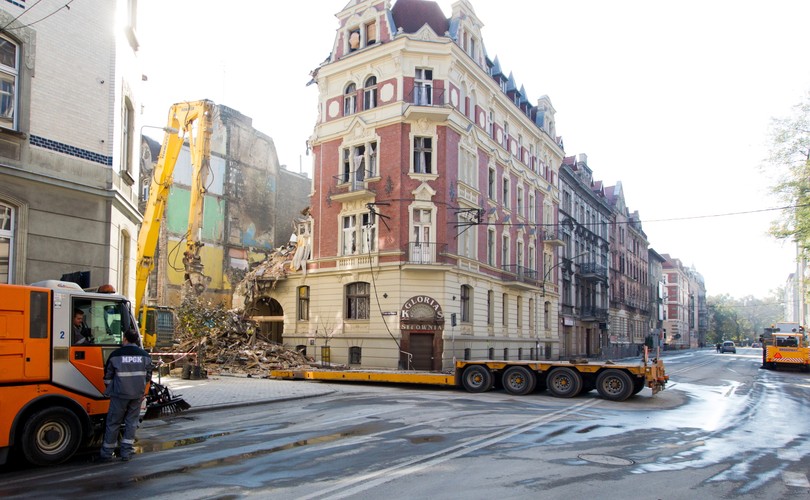 Trwa wyburzanie kamienicy w śródmieściu Katowic, która zawaliła się po wybuchu gazu