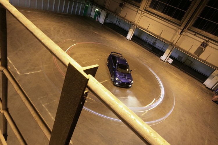 Skąd ta moc? Normalne evo najnowszej generacji daje kierowcy 295 KM i 366 niutonometrów z 2-litrowego turbodoładowanego silnika