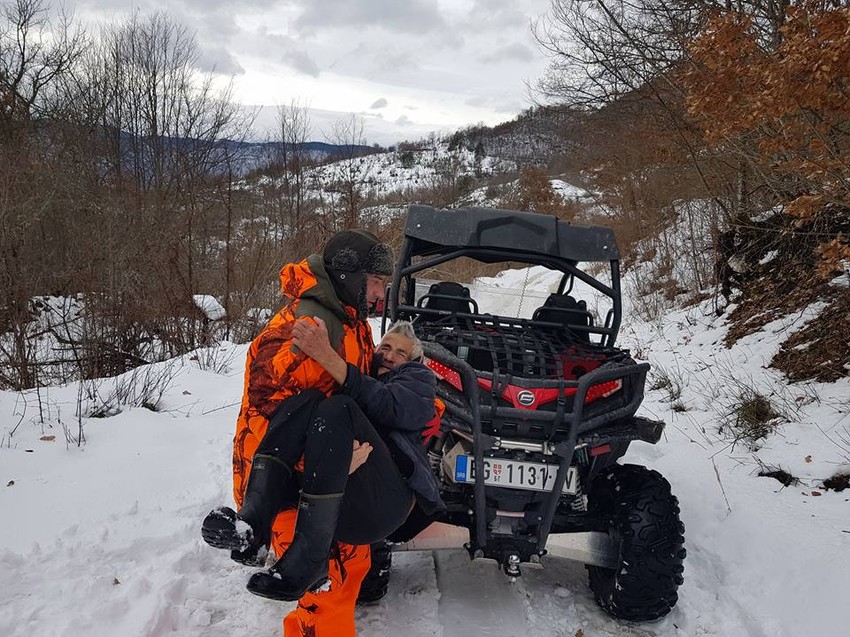 Vojkan spasava nemoćnu staricu