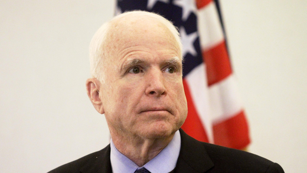 Szef komisji sił zbrojnych Senatu USA John McCain, który przebywał dziś w Tallinie, powiedział, że amerykański kontyngent wojskowy powinien stacjonować w Estonii na stałe, a nie rotacyjnie, co ma prowadzić do "pokoju poprzez (manifestację) siły".