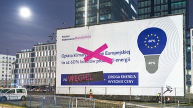 Aktywiści przerobili olbrzymi billboard "kampanii żarówkowej". Nocna akcja Greenpeace