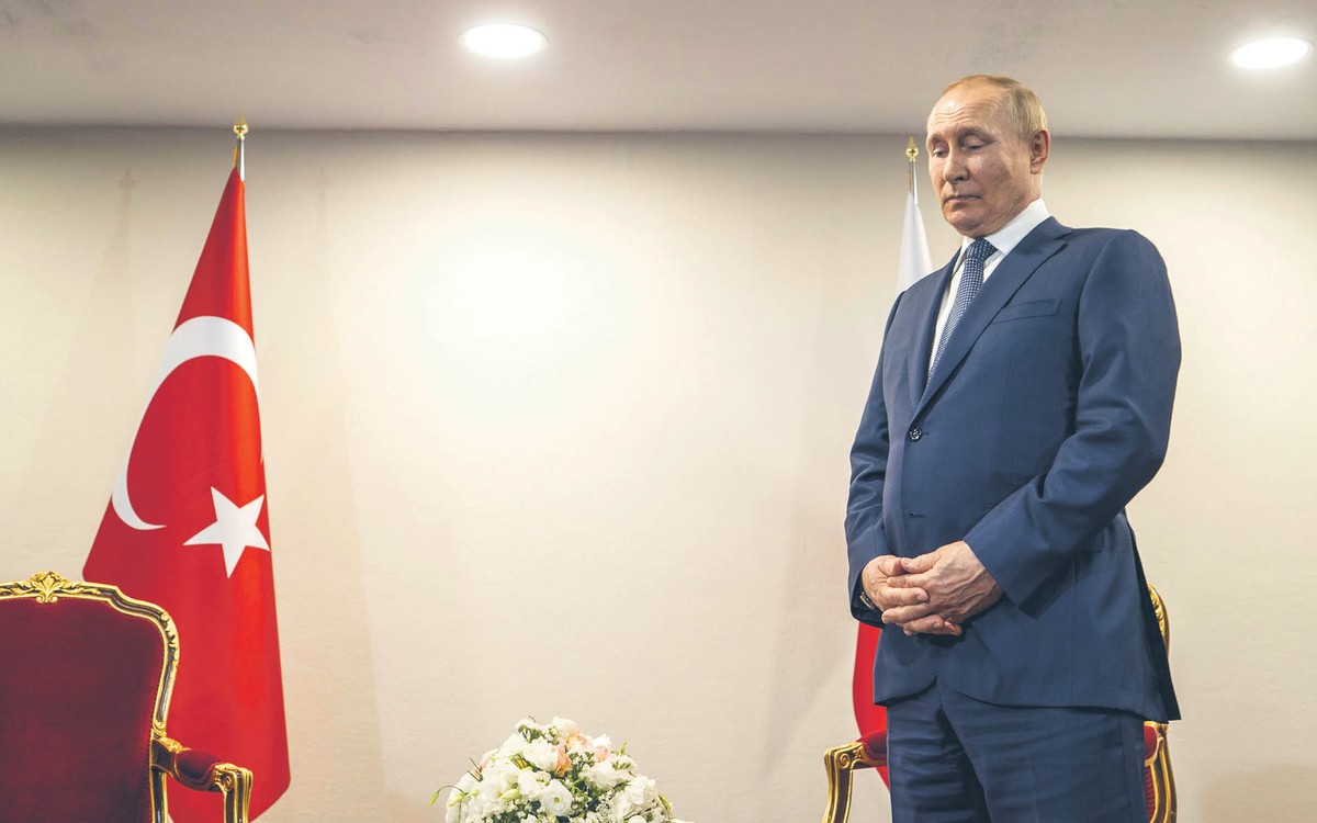 Władimir Putin czekający na spotkanie z celowo spóźniającym się prezydentem Turcji. Teheran, 19 lipca 2022 r.