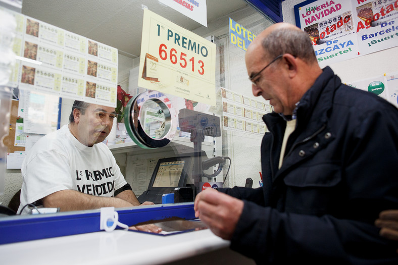 Mężczyzna kupuje kupony na loterię "La Primitiva" (zdjęcie poglądowe)