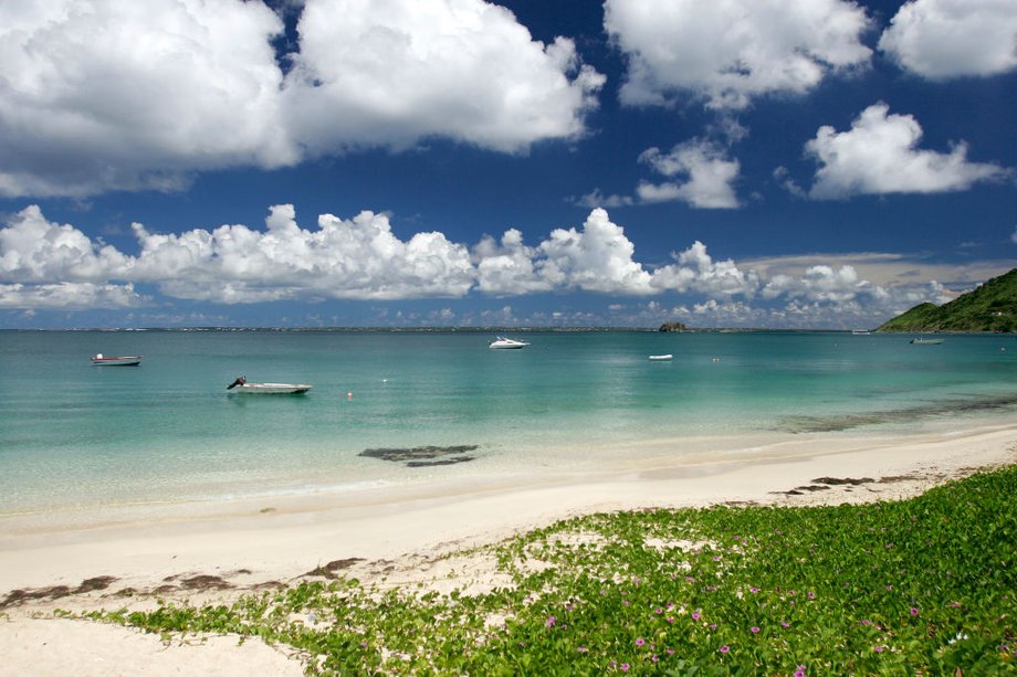 Wyspę Anguilla (na drugim planie) widać z północnej części wyspy St. Maarten.