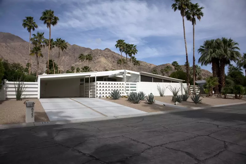 Palm Springs w Kalifornii słynie z modernistycznych domów z połowy XX wieku