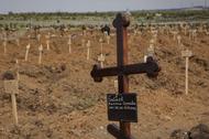 21 maja 2022 r., obrzeża Mariupola, cmentarz we wsi Staryi Krym. Świeże groby osób, które zginęły podczas obrony miasta. Fot. EPA GUERRAESS: PAP / EPA.