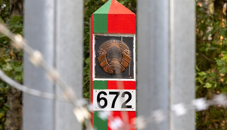 Białoruś uwalnia 123 więźniów politycznych. Na liście laureat Pokojowej Nagrody Nobla